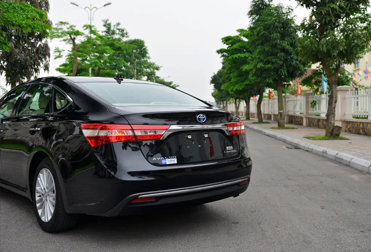 Toyota Avalon nhìn chếch từ phía sau bên trái