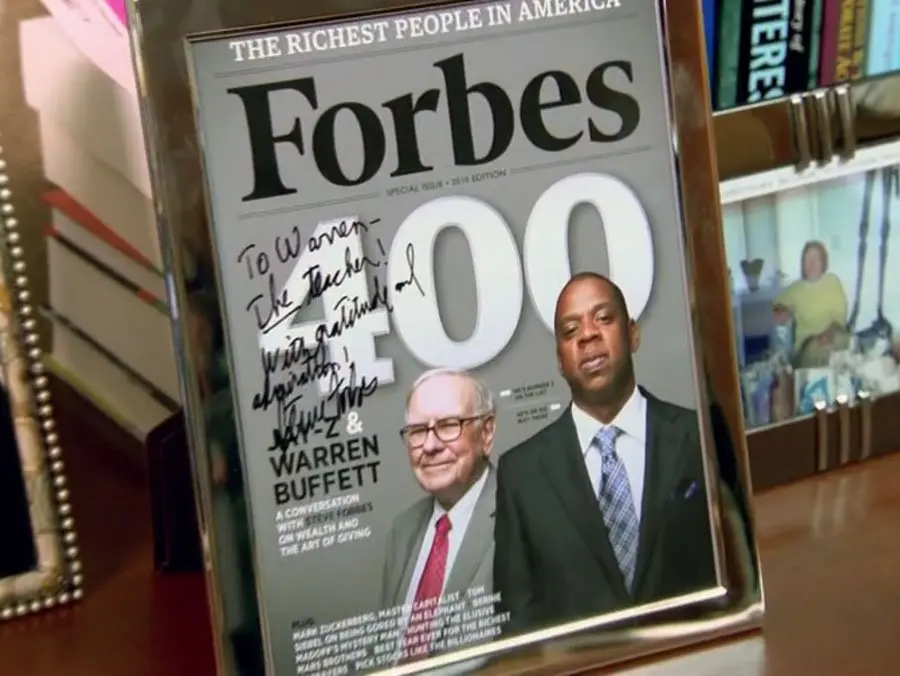 Trang bìa tạp chí Forbes có in hình Buffett và người bạn thân của ông là Jay-Z