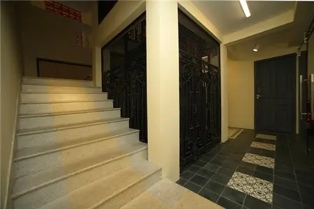 Trong nhà cũng có lối cầu thang bộ rộng rãi