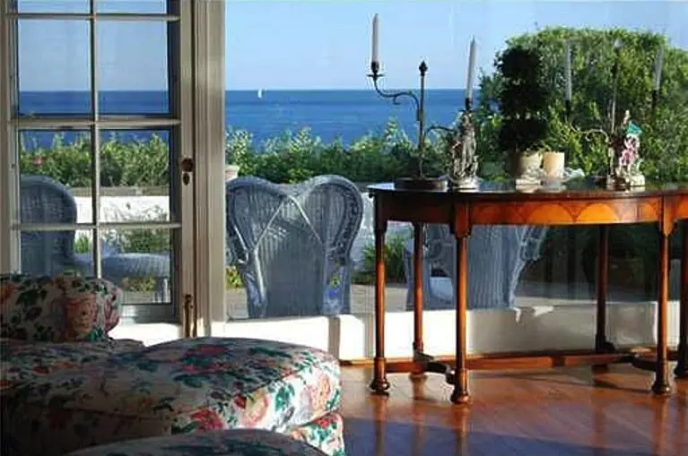 Từ biệt thự, có thể nhìn ra eo biển Fishers Island, vịnh Little Narragansett và ngọn hải đăng Watch Hill