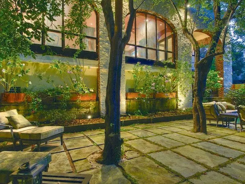 Từ căn biệt thự này, bạn có thể nhìn cầu Cổng vàng, đảo Alcatraz - những địa điểm du lịch nổi tiếng của San Francisco