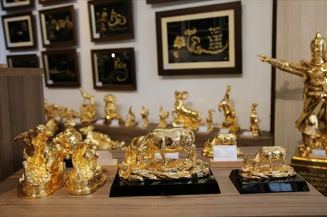 Tượng trâu mạ vàng nhiều kiểu dáng bày trong cửa hàng