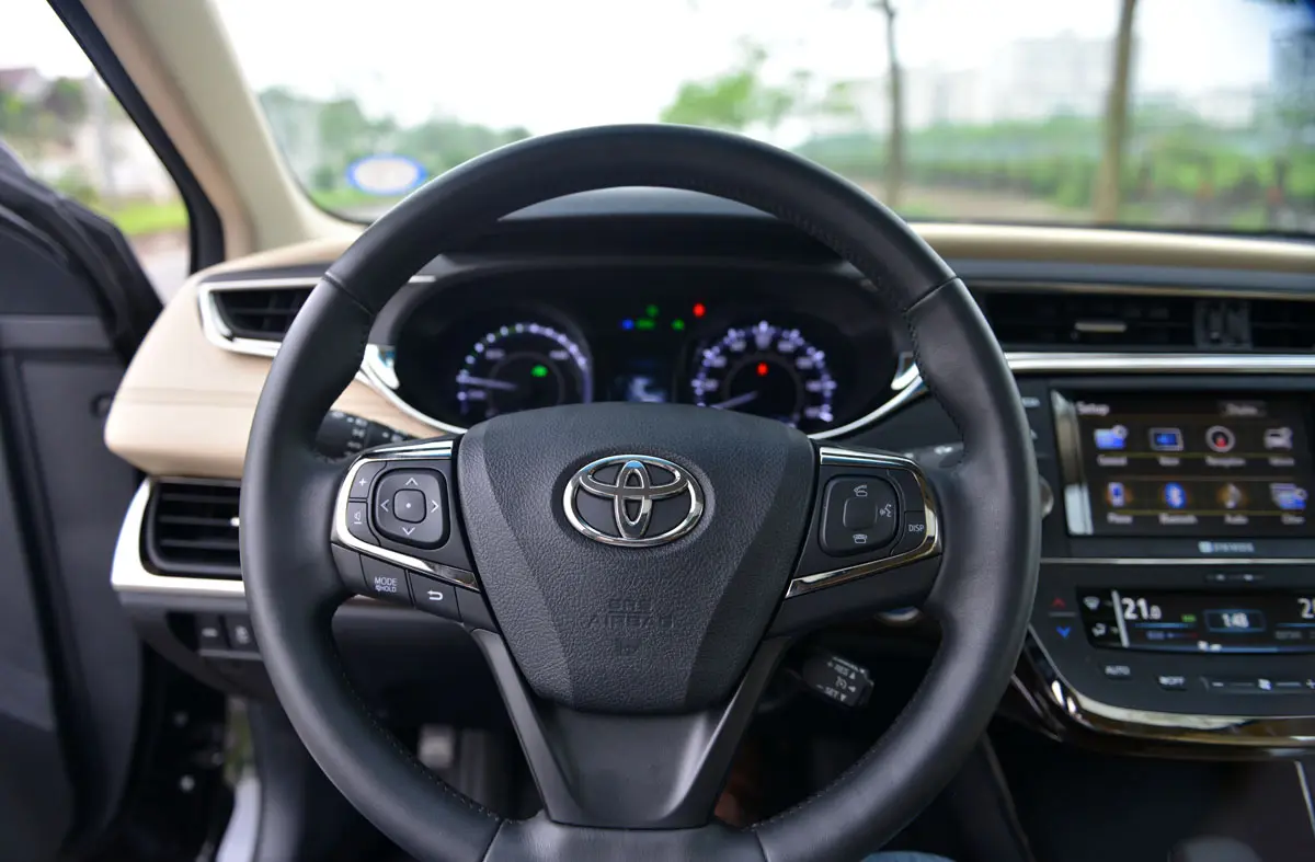 Vô lăng và bảng táp-lô Toyota Avalon nhìn từ ghế lái