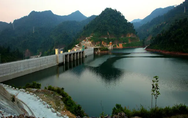 Đập và hồ chứa nhà máy thủy điện giữa vùng đồi núi