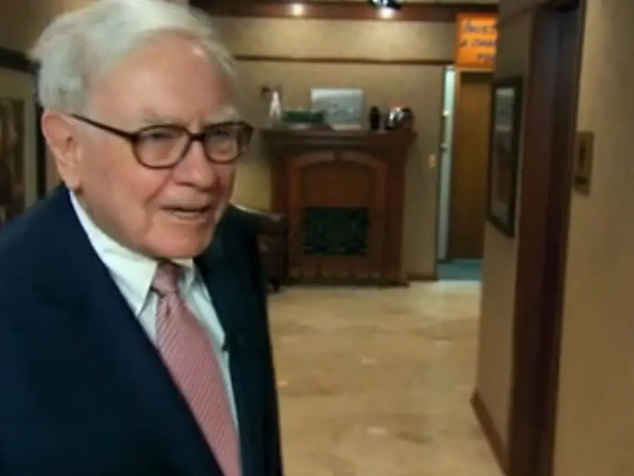 Warren Buffett bên trong văn phòng tập đoàn Berkshire Hathaway.