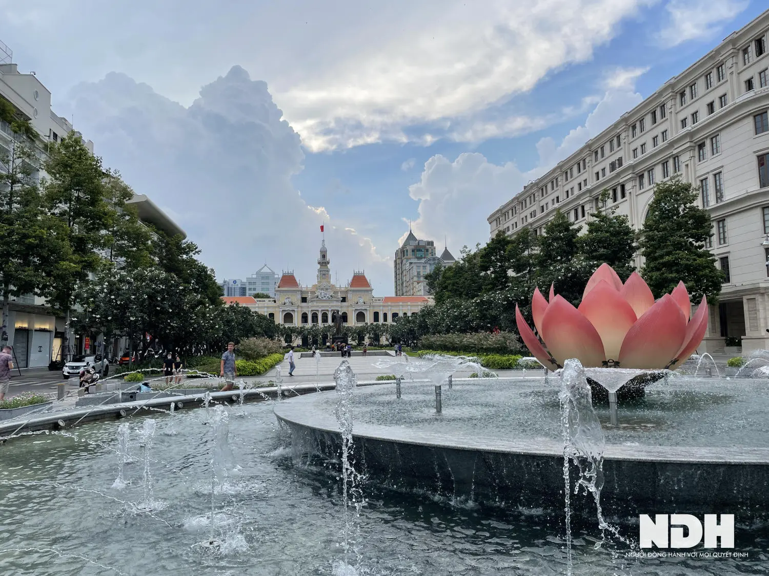 Xung quanh khu đất là những công trình có giá trị lịch sử của TP HCM như khách sạn Rex, Nhà hát Thành phố, Tượng đài Chủ tịch Hồ Chí Minh, Trụ sở UBND