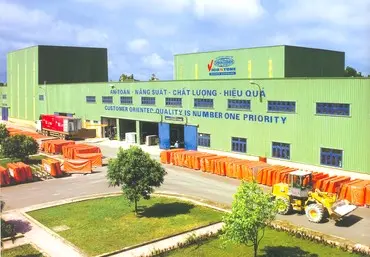 Nhà máy mái xanh với vật liệu xếp ngoài sân