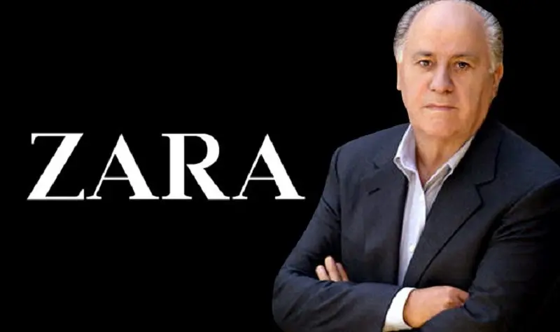 Amancio Ortega khoanh tay bên cạnh chữ ZARA