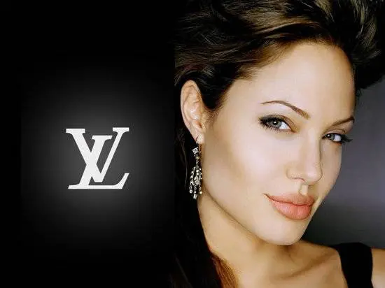 Angelina Jolie trong ảnh quảng cáo bên logo Louis Vuitton