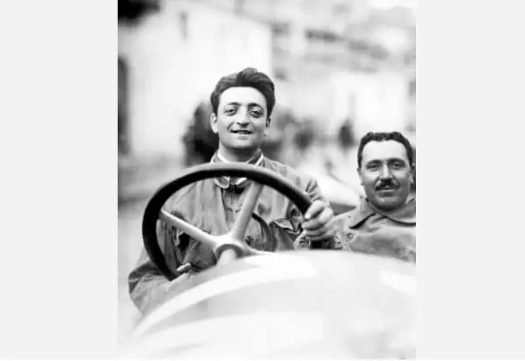 Ảnh đen trắng Enzo Ferrari cầm vô lăng xe đua năm 1920