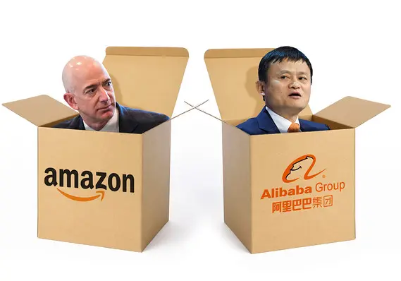 Ảnh ghép Jeff Bezos và Jack Ma trong hai thùng carton in logo Amazon và Alibaba