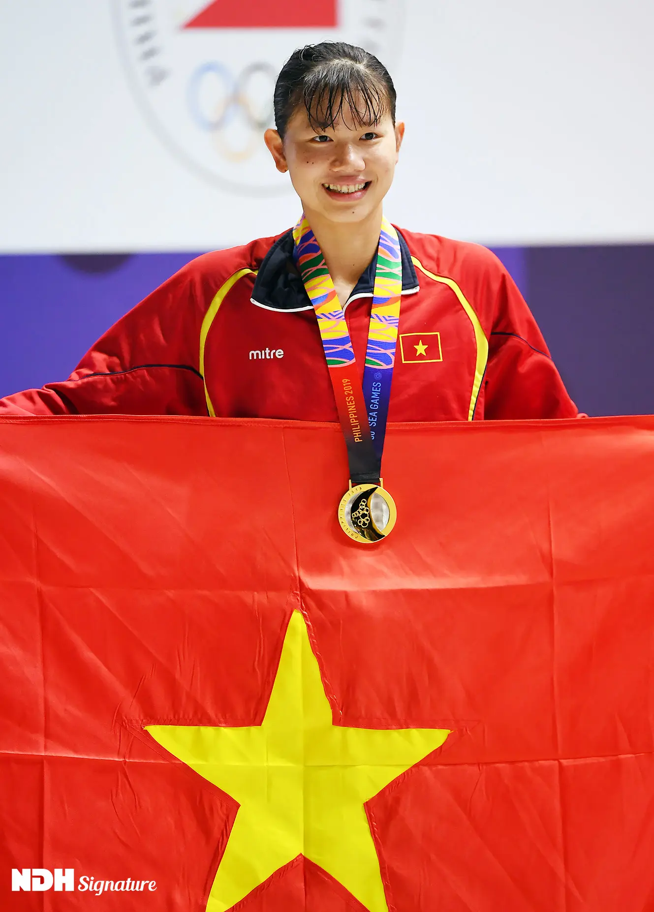 Ánh Viên đeo huy chương vàng, khoác lá cờ đỏ sao vàng