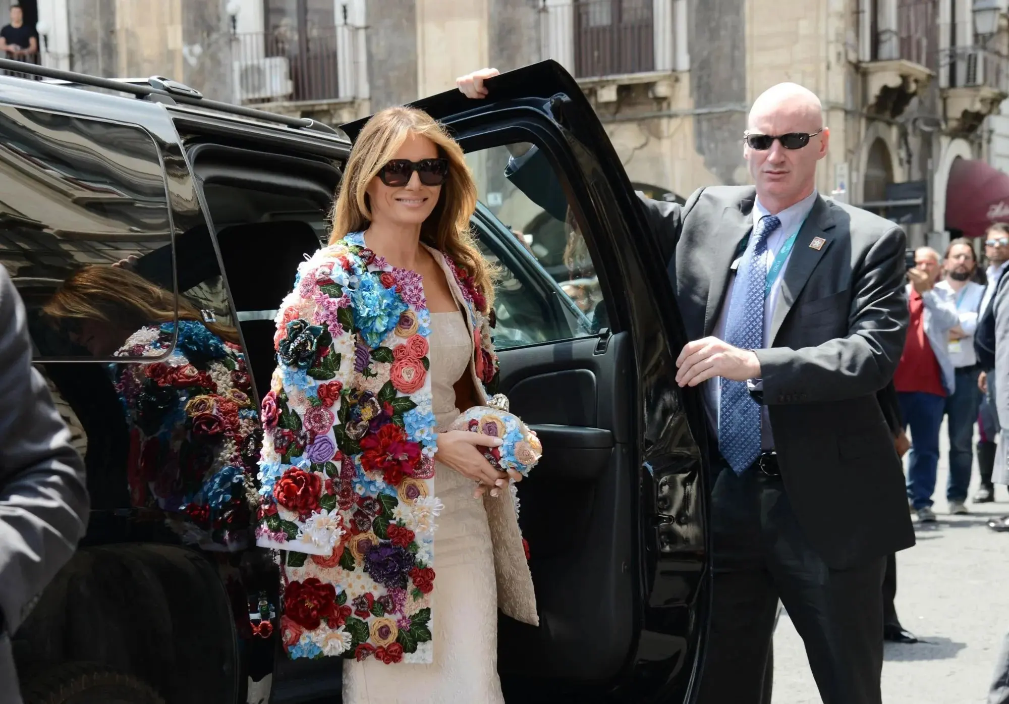 Bà Melania Trump bước xuống xe SUV đen có vệ sĩ mở cửa