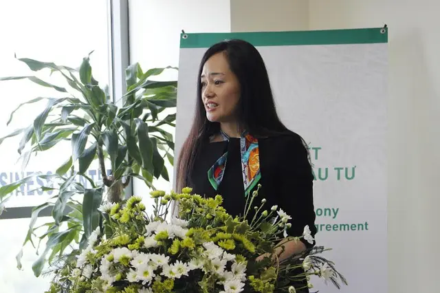 Bà Nguyễn Thị Trà My phát biểu bên lẵng hoa