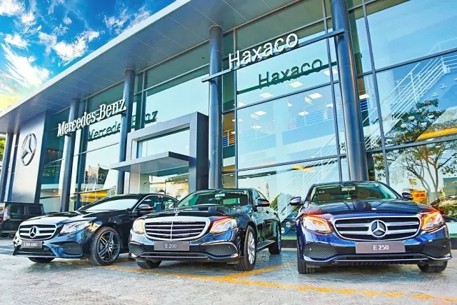 Ba xe Mercedes-Benz đỗ trước showroom Haxaco