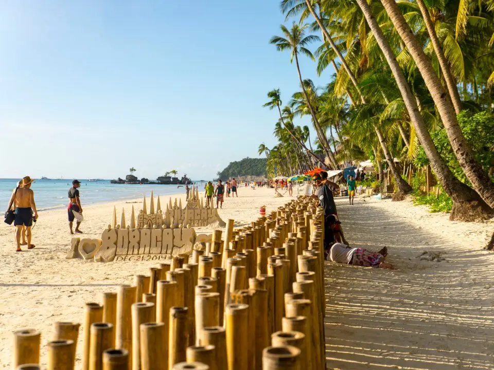 Bãi biển cát trắng và hàng dừa trên đảo Boracay