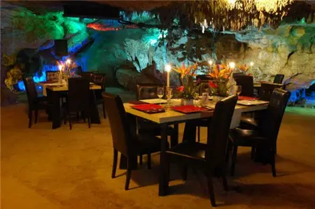 Bàn ăn thắp nến trong lòng hang động