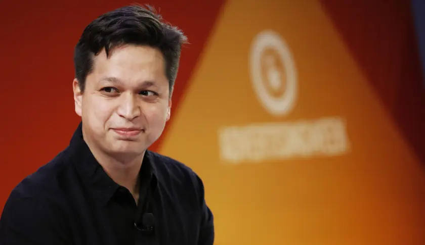 Ben Silbermann, đồng sáng lập Pinterest, ngồi trước nền cam