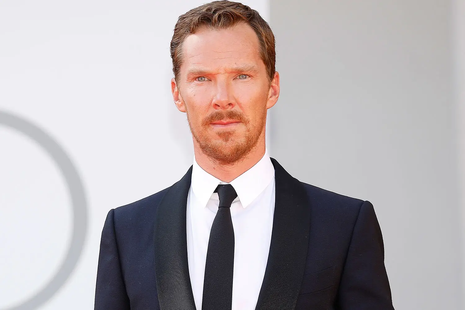 Benedict Cumberbatch mặc vest đen thắt cà vạt