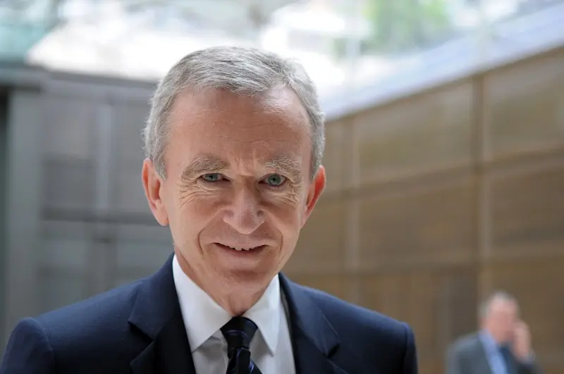 Bernard Arnault mặc vest, thắt cà vạt tối màu