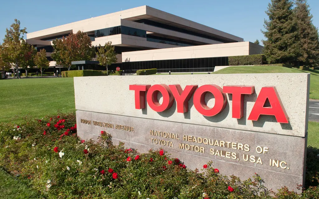 Biển đá chữ Toyota trước trụ sở Toyota Motor Sales tại Mỹ