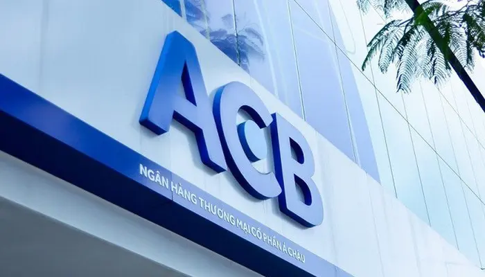 Biển hiệu ACB gắn trên mặt tiền tòa nhà kính