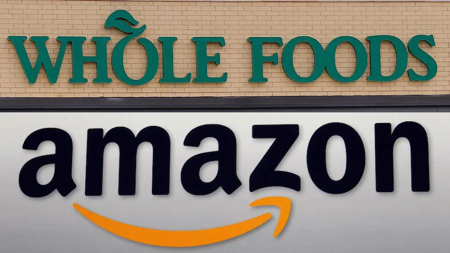 Biển hiệu Whole Foods ghép cùng logo Amazon