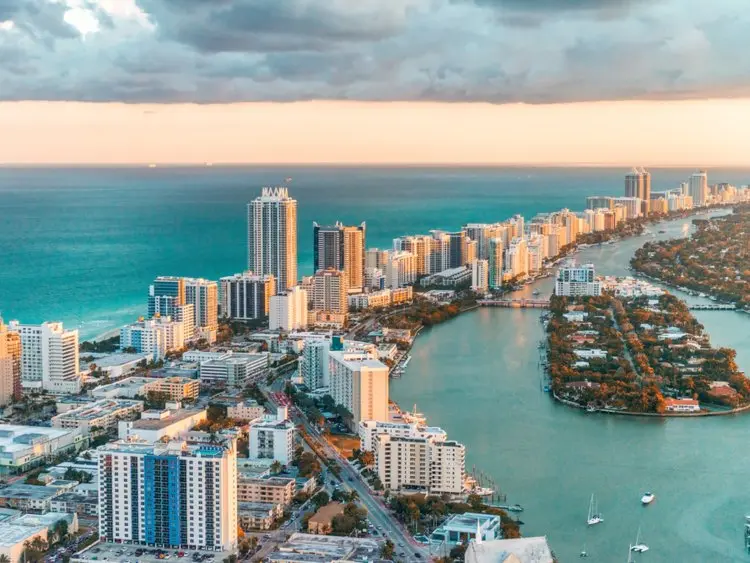 Bờ biển và các tòa nhà cao tầng ở Miami nhìn từ trên cao