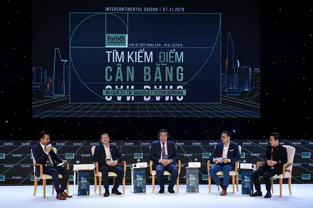 Các diễn giả ngồi trên sân khấu hội thảo bất động sản Forbes Việt Nam
