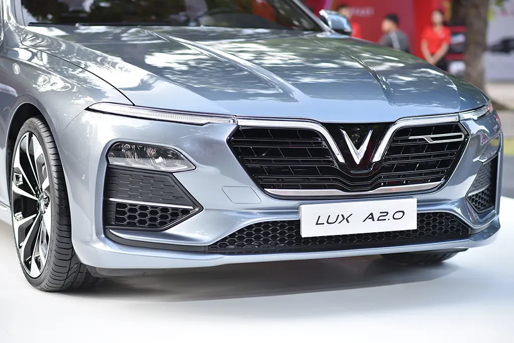 Cận cảnh lưới tản nhiệt và biển Lux A2.0 của xe VinFast màu bạc