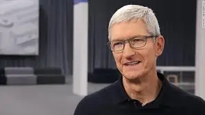 CEO Apple Tim Cook đeo kính, mỉm cười khi trả lời phỏng vấn