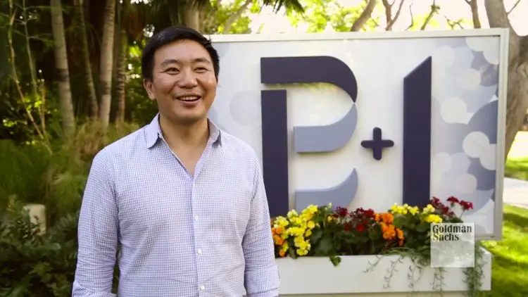 CEO Ken Lin của Credit Karma đứng ngoài trời mỉm cười