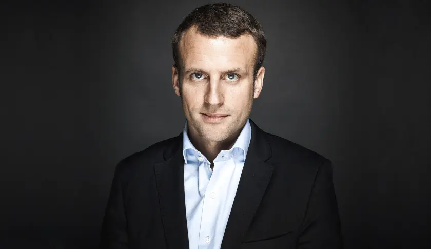 Chân dung Tổng thống Pháp Emmanuel Macron mặc vest trên nền tối