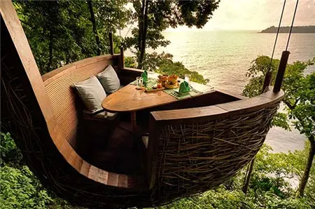 Chỗ ngồi hình tổ chim bằng gỗ nhìn ra biển