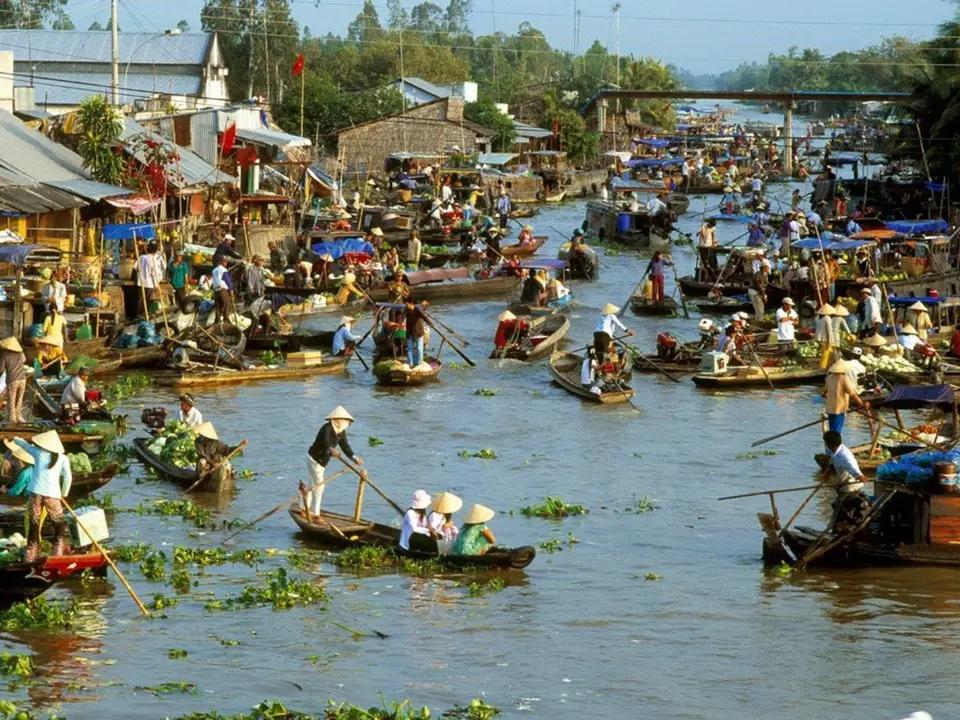 Chợ nổi đông thuyền buôn trên sông ở đồng bằng sông Cửu Long