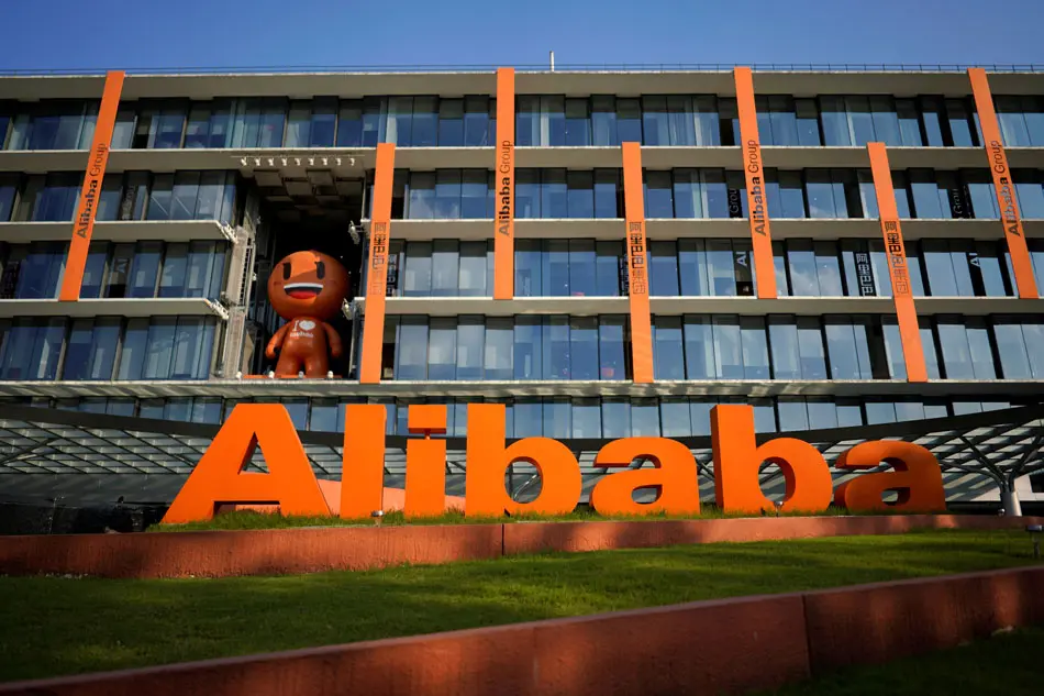 Chữ Alibaba cỡ lớn trước tòa nhà trụ sở