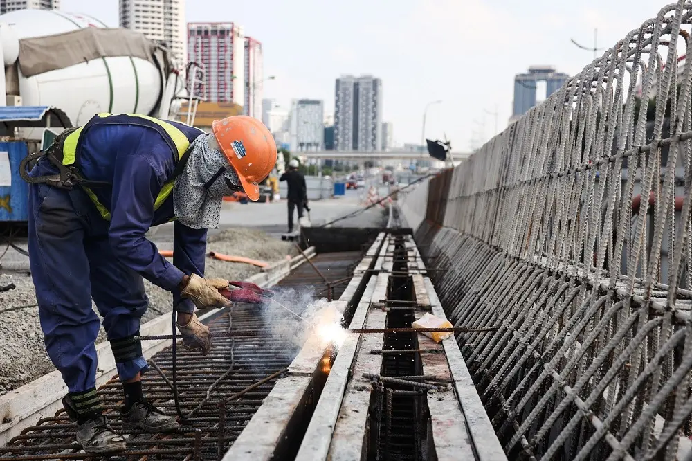 Công nhân hàn cốt thép trên công trường
