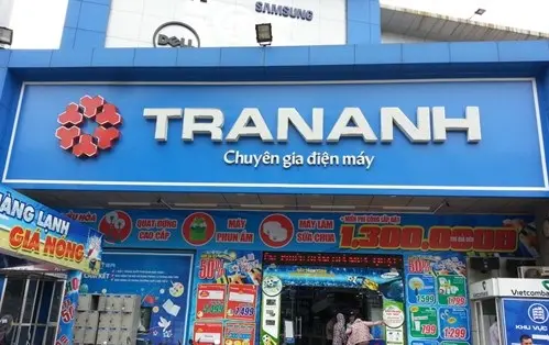 Cửa hàng điện máy Trần Anh với biển hiệu màu xanh