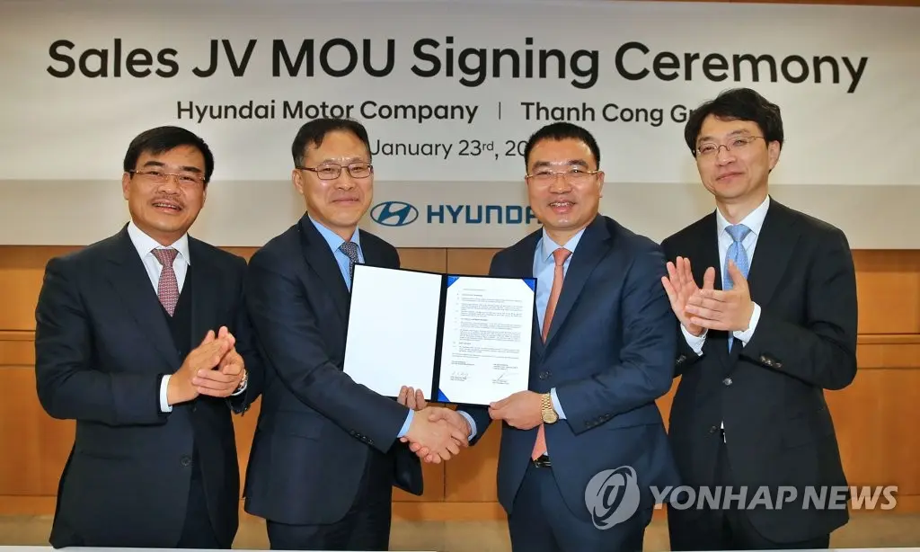 Đại diện Hyundai và Thành Công bắt tay tại lễ ký kết liên doanh