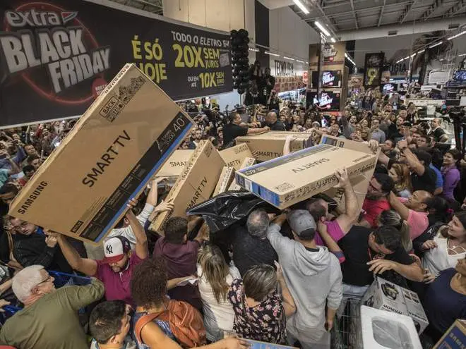 Đám đông giành nhau hộp tivi trong cửa hàng ở Sao Paulo