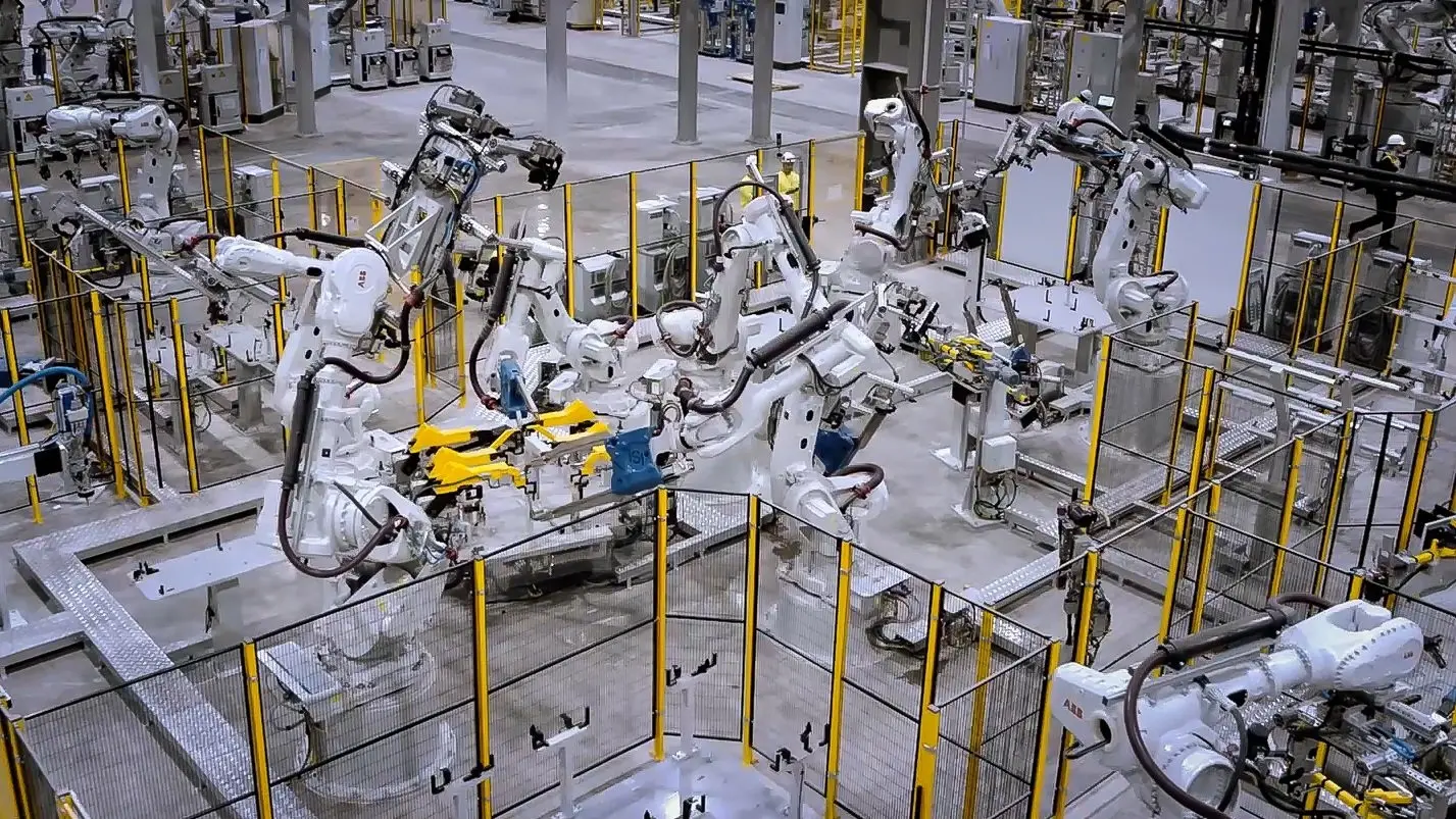 Dàn robot hàn trên dây chuyền sản xuất ôtô VinFast