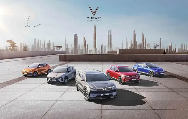Dàn xe điện VinFast nhiều màu đỗ trên quảng trường