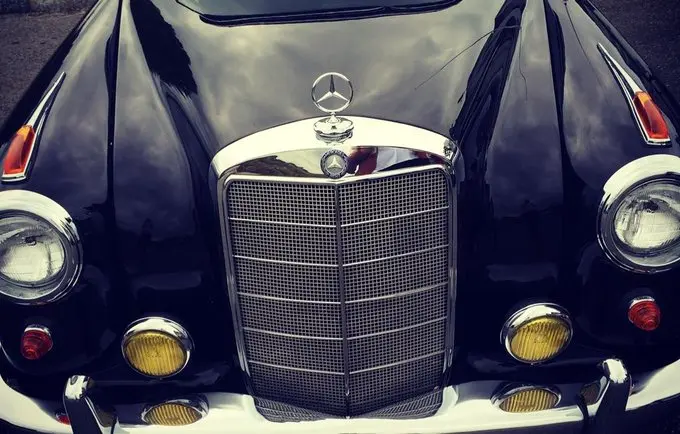 Đầu xe Mercedes cổ điển màu đen với lưới tản nhiệt mạ crôm