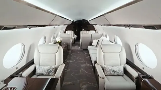 Dãy ghế da trong cabin máy bay Gulfstream