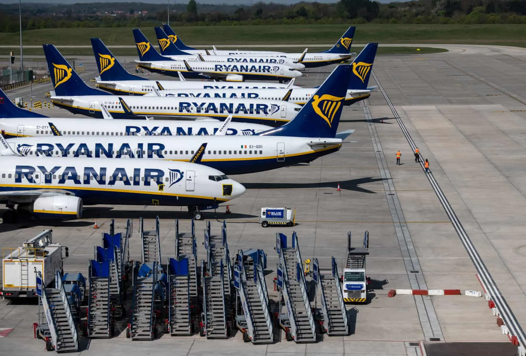 Dãy máy bay Ryanair đỗ cạnh hàng cầu thang lên máy bay