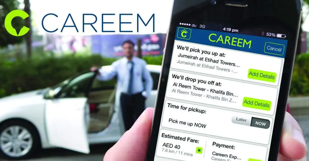 Điện thoại hiển thị ứng dụng đặt xe Careem, phía sau là tài xế bên xe
