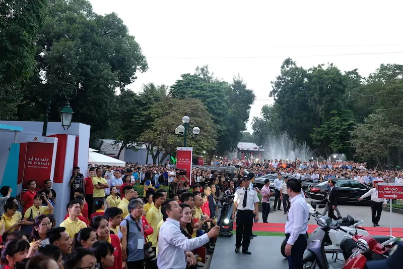 Đông đảo người dân tại lễ ra mắt xe VinFast ở công viên Thống Nhất