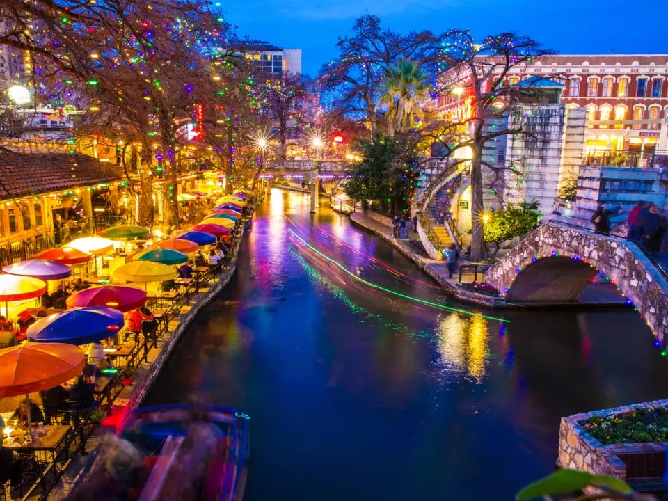 Dòng sông và hàng quán ven bờ ở San Antonio về đêm