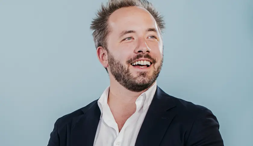 Drew Houston, CEO Dropbox, mặc vest cười tươi