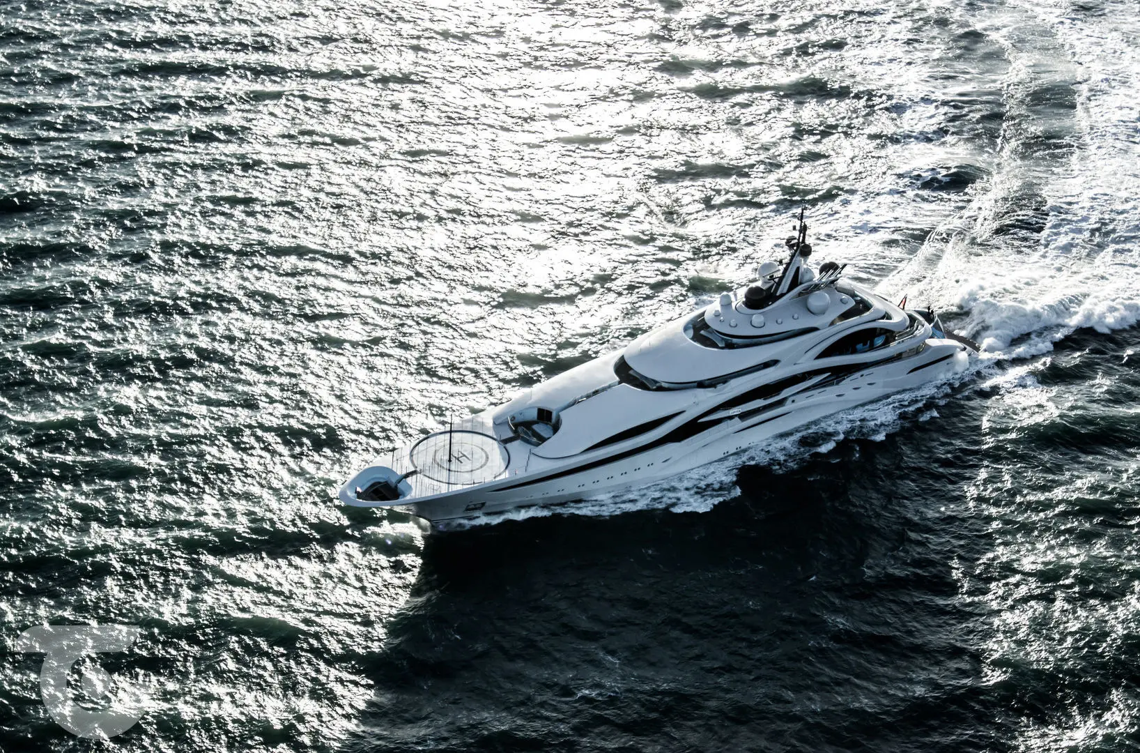 Du thuyền Al Lusail chạy trên biển lấp lánh ánh nắng